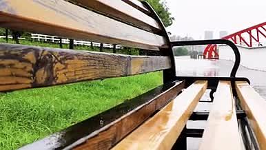 4K实拍夏季雨天公园长椅特写视频的预览图